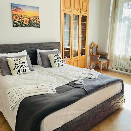Spacious 2 Bedrooms In The Center Of เยเรวาน ภายนอก รูปภาพ