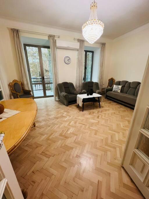 Spacious 2 Bedrooms In The Center Of เยเรวาน ภายนอก รูปภาพ